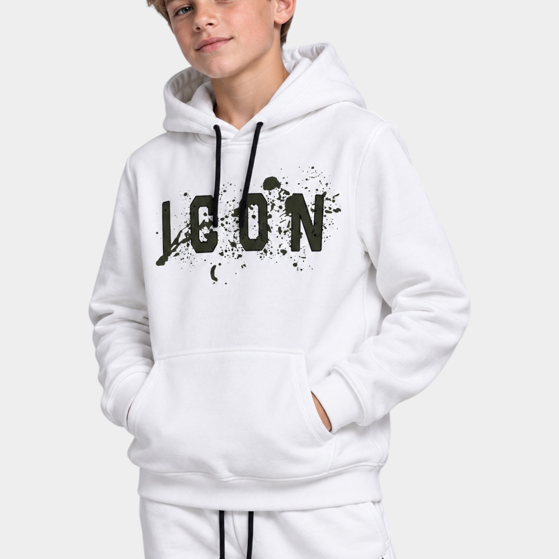 Ragazzo indossa una felpa con cappuccio bianca Follower SRL con stampa ICON verde effetto vernice