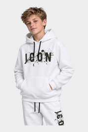 Ragazzo indossa una felpa con cappuccio bianca Follower SRL con stampa ICON verde effetto vernice