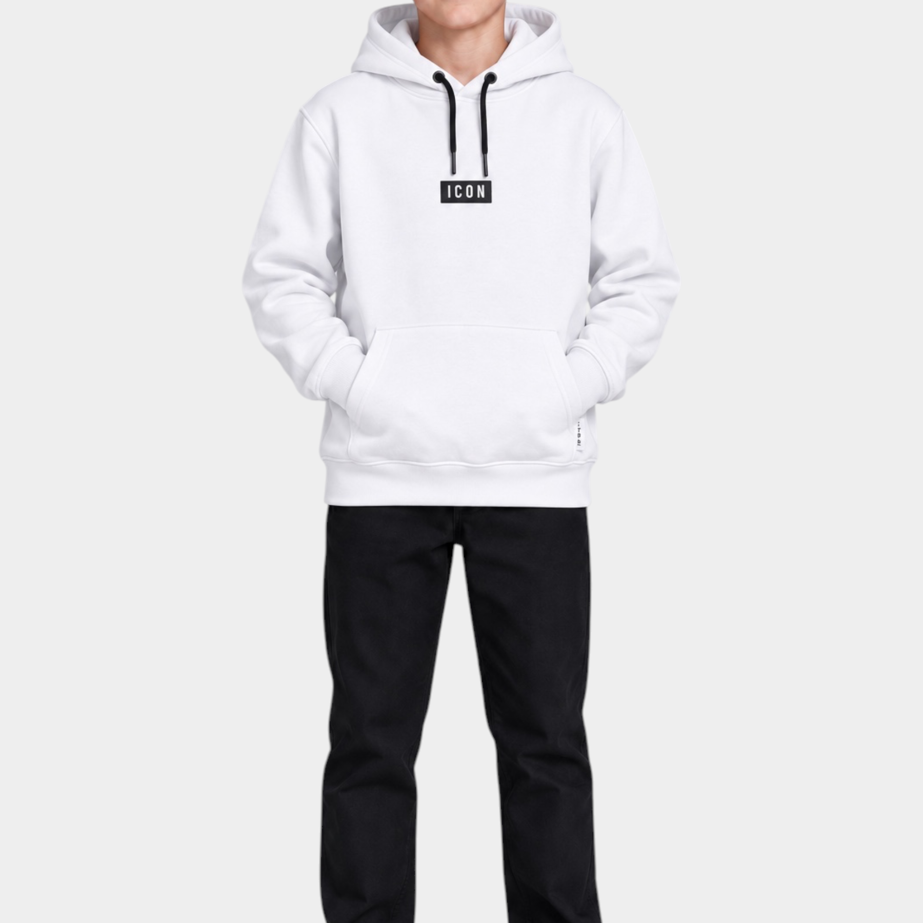 Ragazzo indossa una felpa con cappuccio bianca Follower SRL con logo ICON nero e pantaloni neri