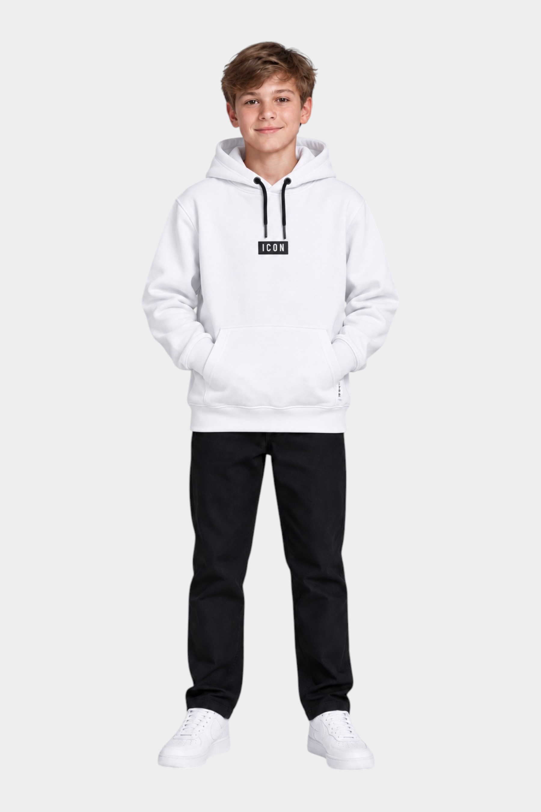 Ragazzo indossa una felpa con cappuccio bianca Follower SRL con logo ICON nero e pantaloni neri
