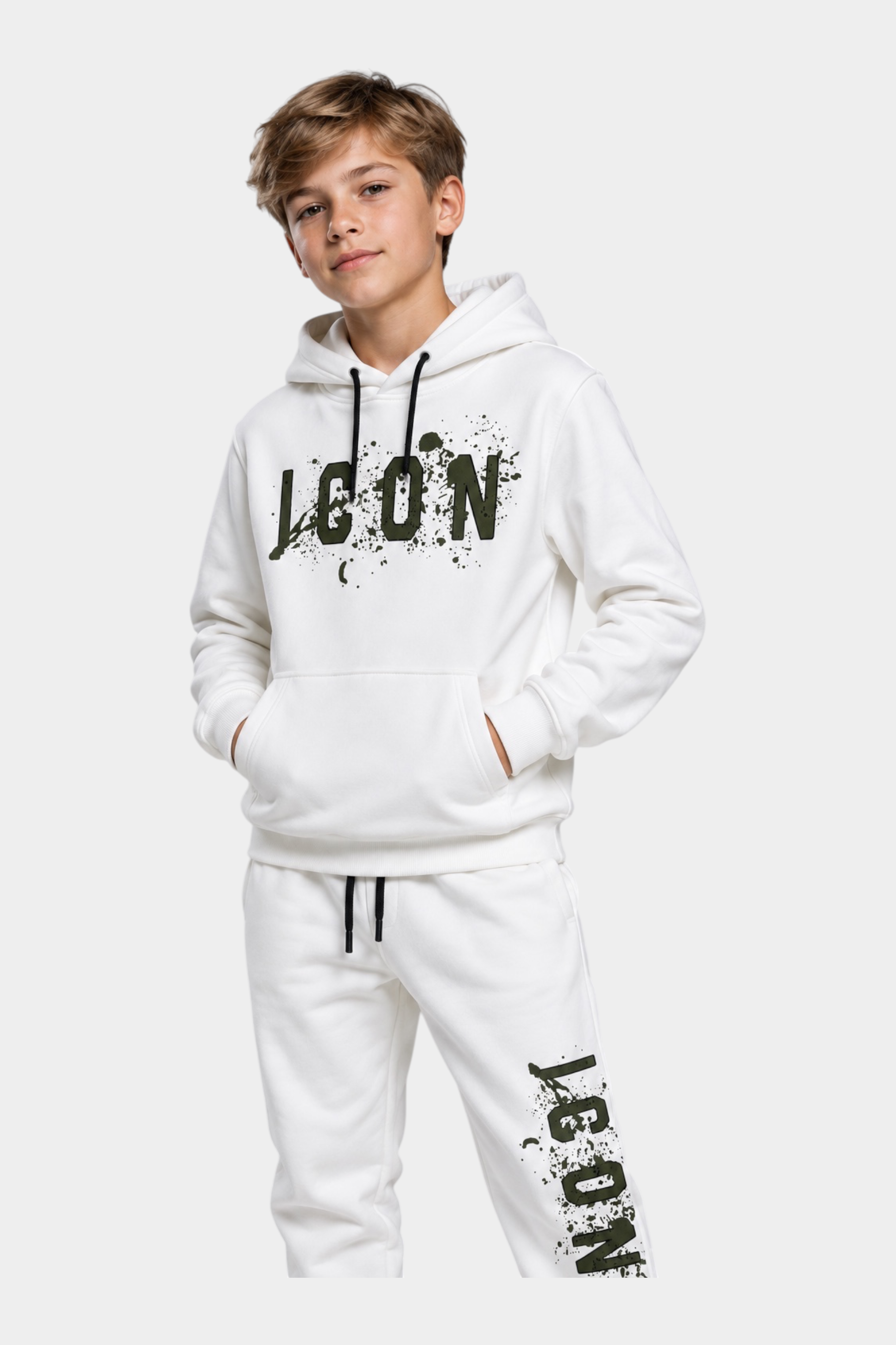 Ragazzo indossa felpa con cappuccio Follower SRL bianca con stampa ICON verde militare e tasca a marsupio