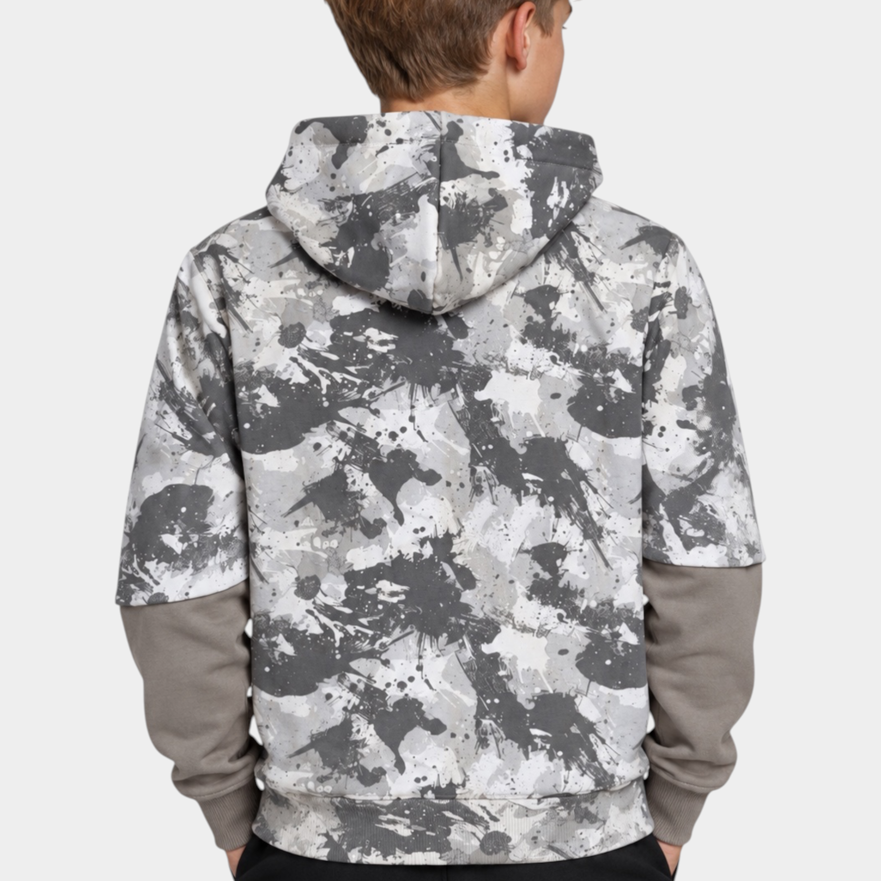 Vista posteriore di un ragazzo che indossa una felpa Follower SRL grigia con cappuccio e stampa camouflage astratta.