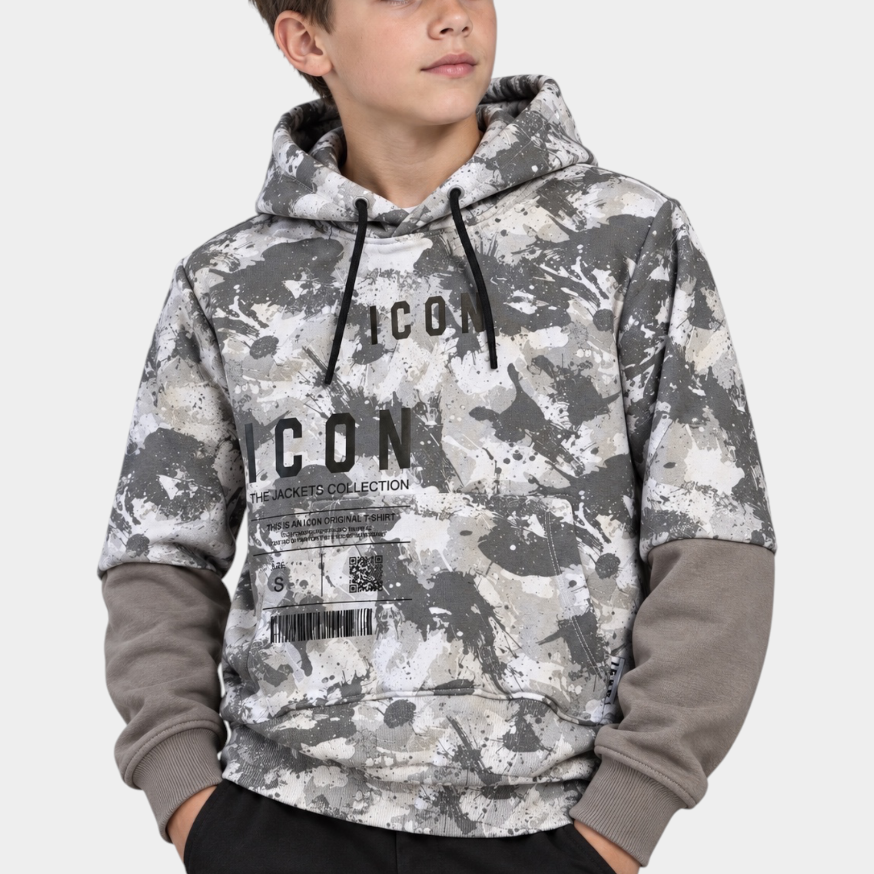 Ragazzo indossa felpa Follower SRL con cappuccio, motivo camouflage grigio, stampa ICON e maniche a contrasto