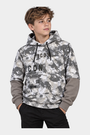 Ragazzo indossa felpa Follower SRL con cappuccio, motivo camouflage grigio, stampa ICON e maniche a contrasto