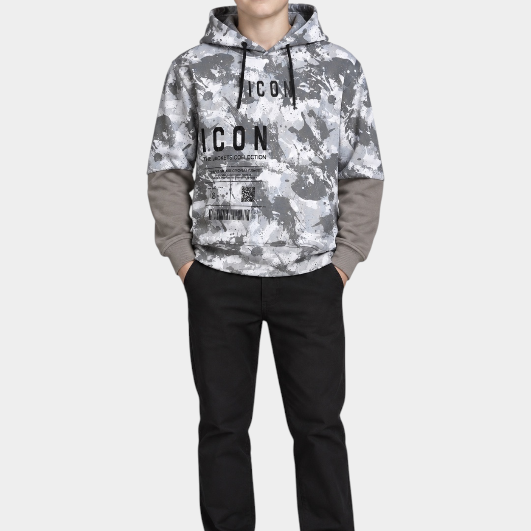 Ragazzo indossa felpa con cappuccio Follower SRL grigia con stampa camouflage, maniche a contrasto e tasca a marsupio