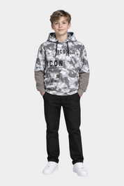 Ragazzo indossa felpa con cappuccio Follower SRL grigia con stampa camouflage, maniche a contrasto e tasca a marsupio