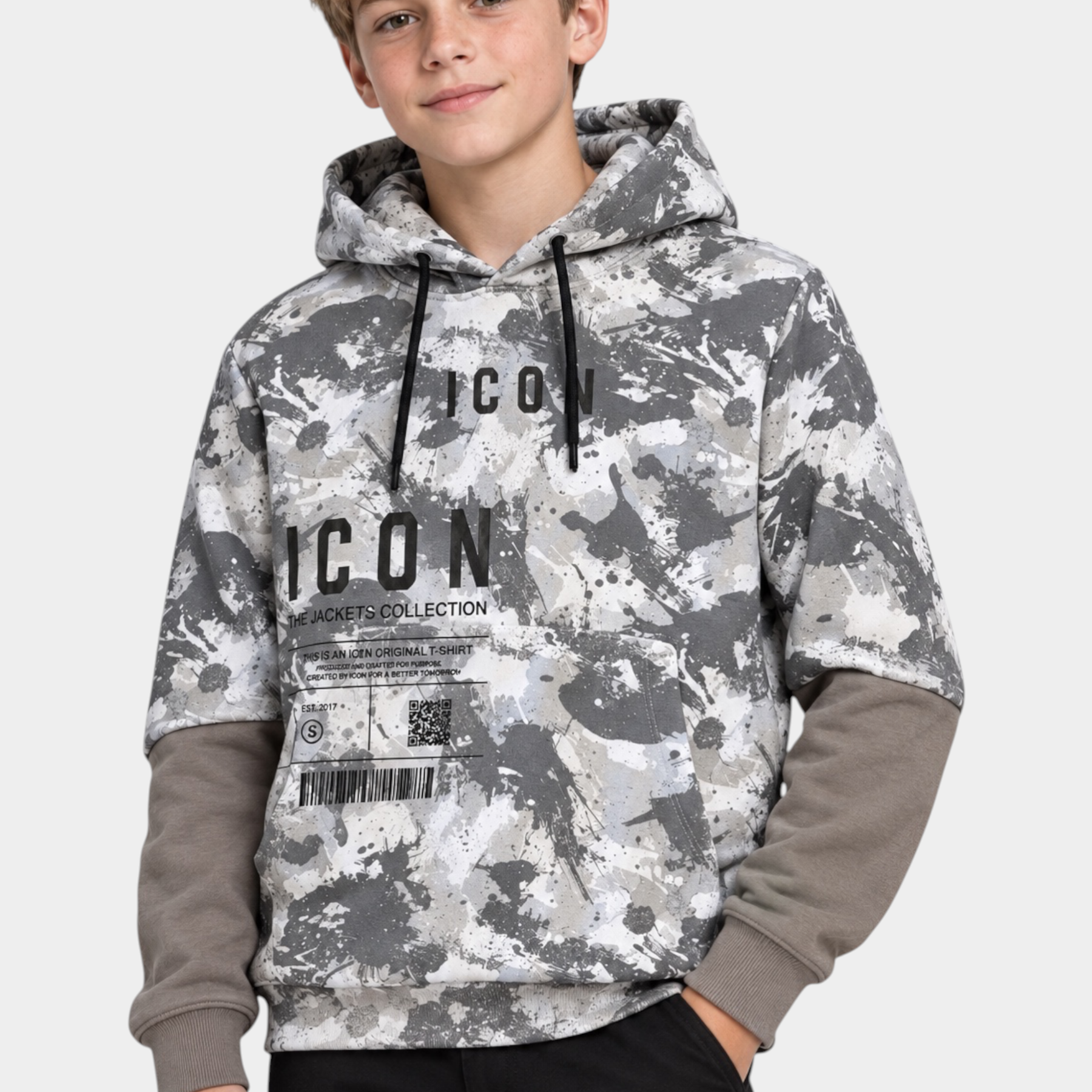 Ragazzo indossa felpa con cappuccio Follower SRL grigia con stampa camouflage astratta e logo ICON sul petto