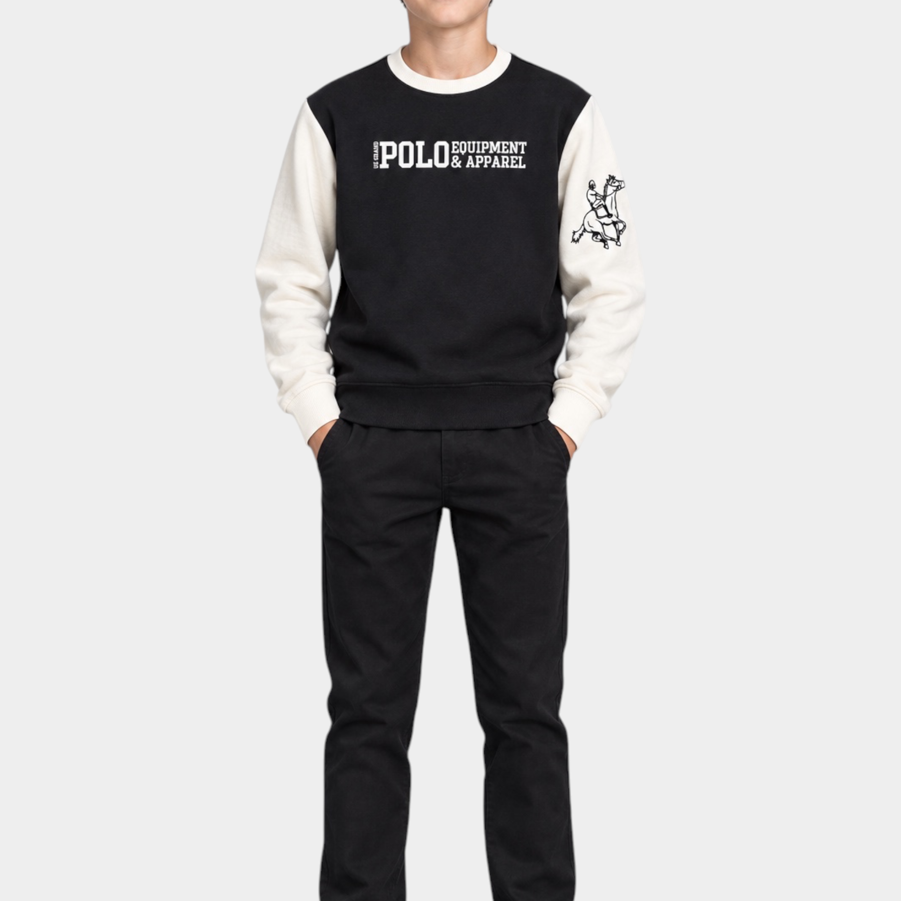 Ragazzo indossa felpa girocollo Follower SRL nera e bianca con logo US GRAND POLO e pantaloni neri