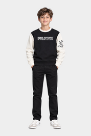 Ragazzo indossa felpa girocollo Follower SRL nera e bianca con logo US GRAND POLO e pantaloni neri