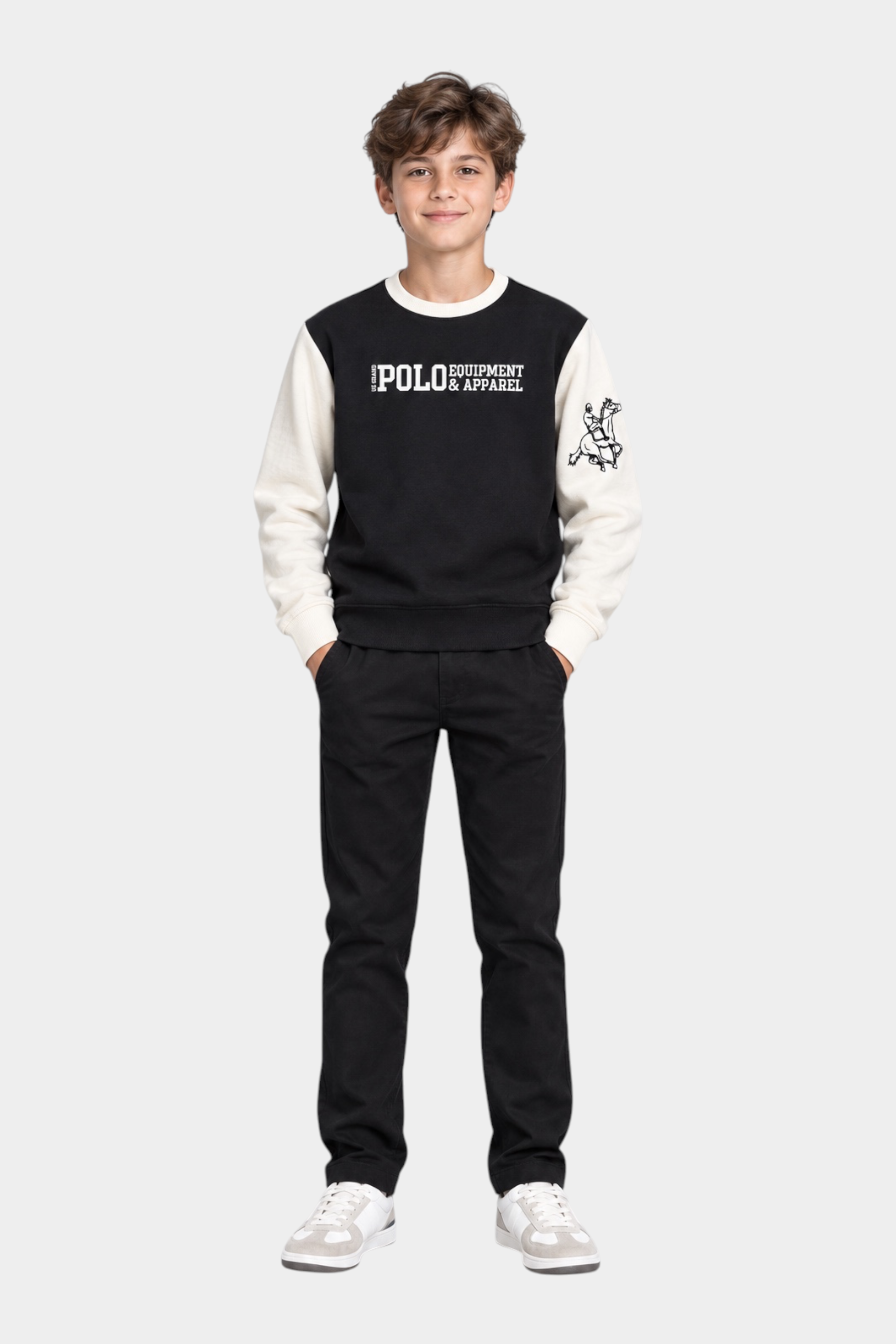 Ragazzo indossa felpa girocollo Follower SRL nera e bianca con logo US GRAND POLO e pantaloni neri