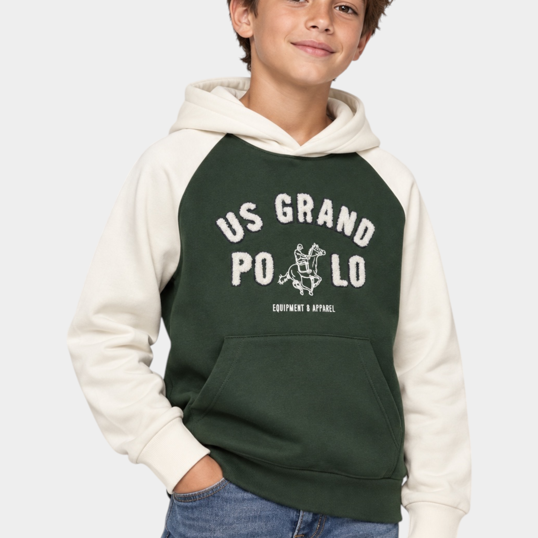 Ragazzo indossa felpa Follower SRL verde e panna con cappuccio e maxi logo US GRAND POLO stampato sul petto