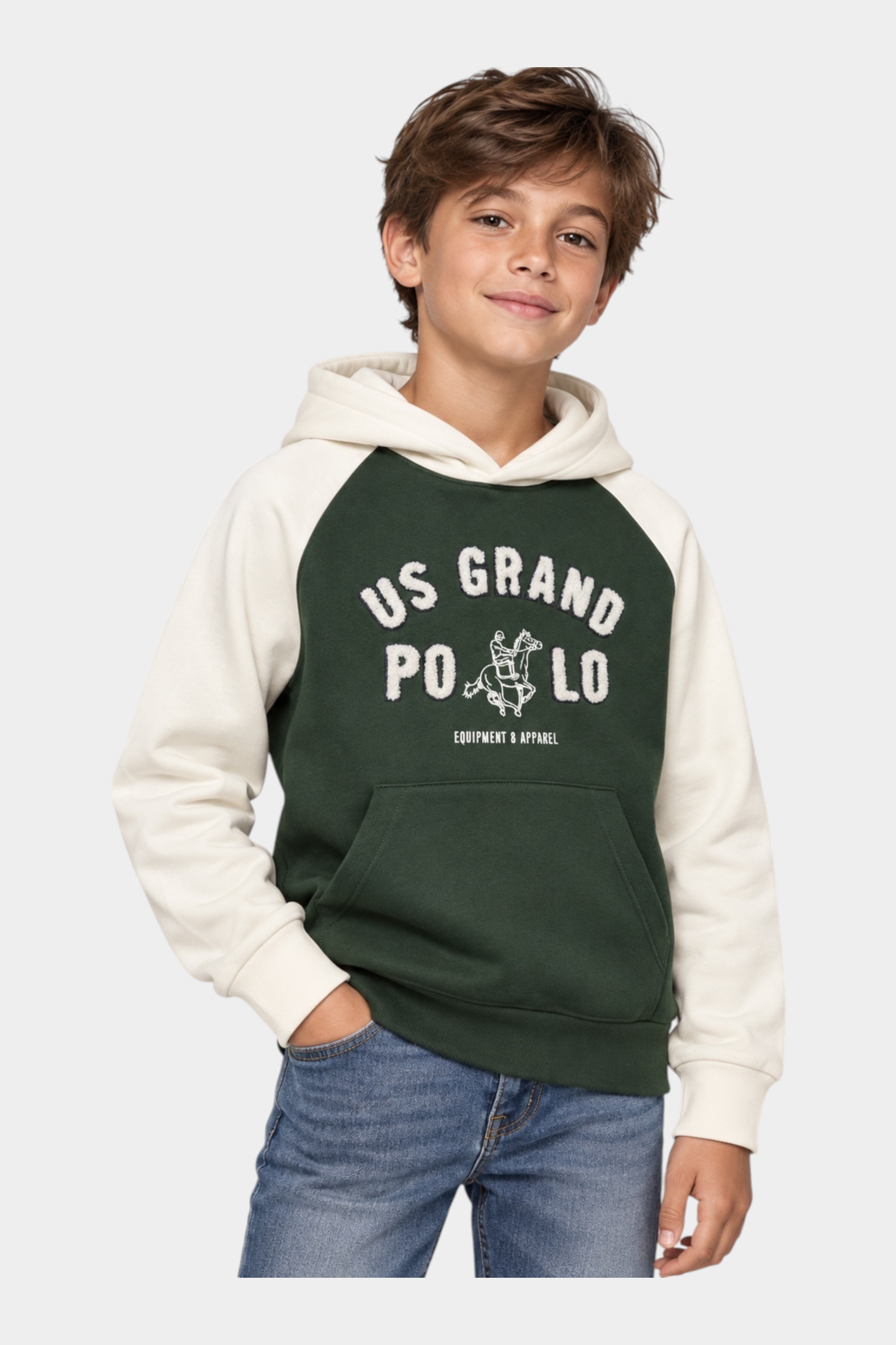 Ragazzo indossa felpa Follower SRL verde e panna con cappuccio e maxi logo US GRAND POLO stampato sul petto