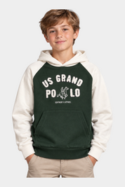 Ragazzo indossa felpa Follower SRL verde e panna con cappuccio, maxi logo US GRAND POLO e tasca a marsupio