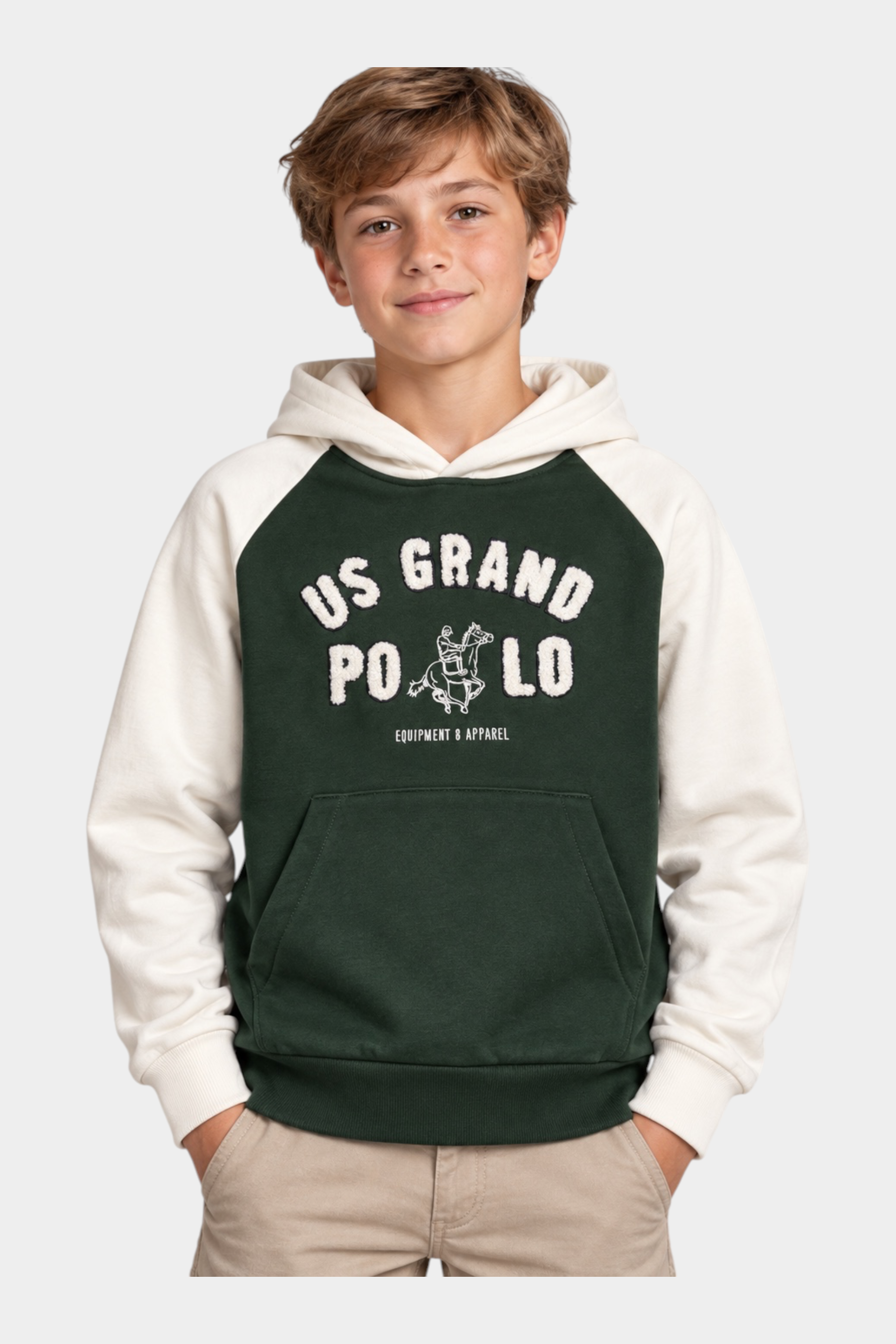 Ragazzo indossa felpa Follower SRL verde e panna con cappuccio, maxi logo US GRAND POLO e tasca a marsupio