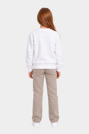 Bambina indossa felpa bianca Follower SRL con girocollo e pantaloni beige su sfondo neutro, vista posteriore