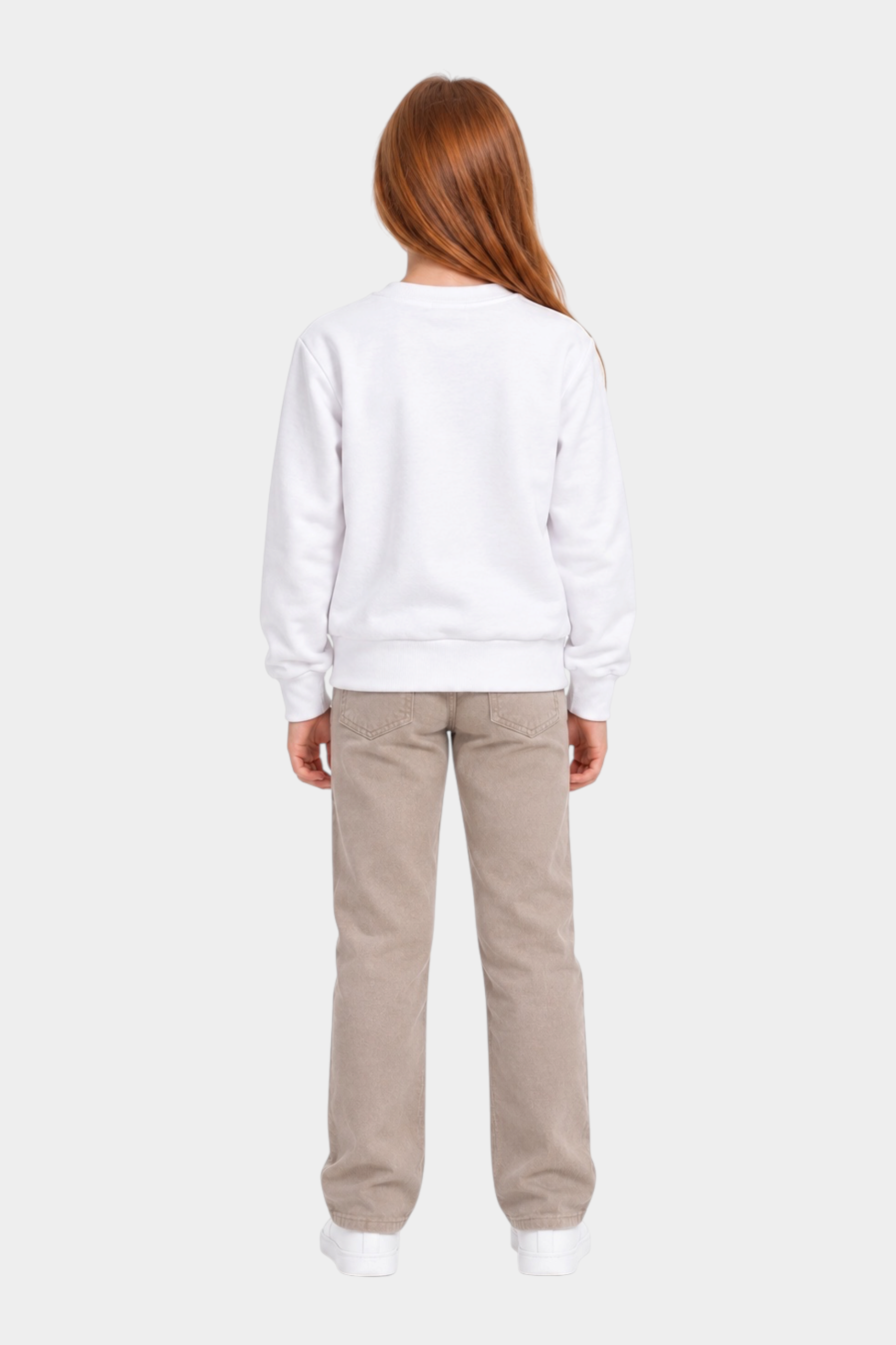 Bambina indossa felpa bianca Follower SRL con girocollo e pantaloni beige su sfondo neutro, vista posteriore