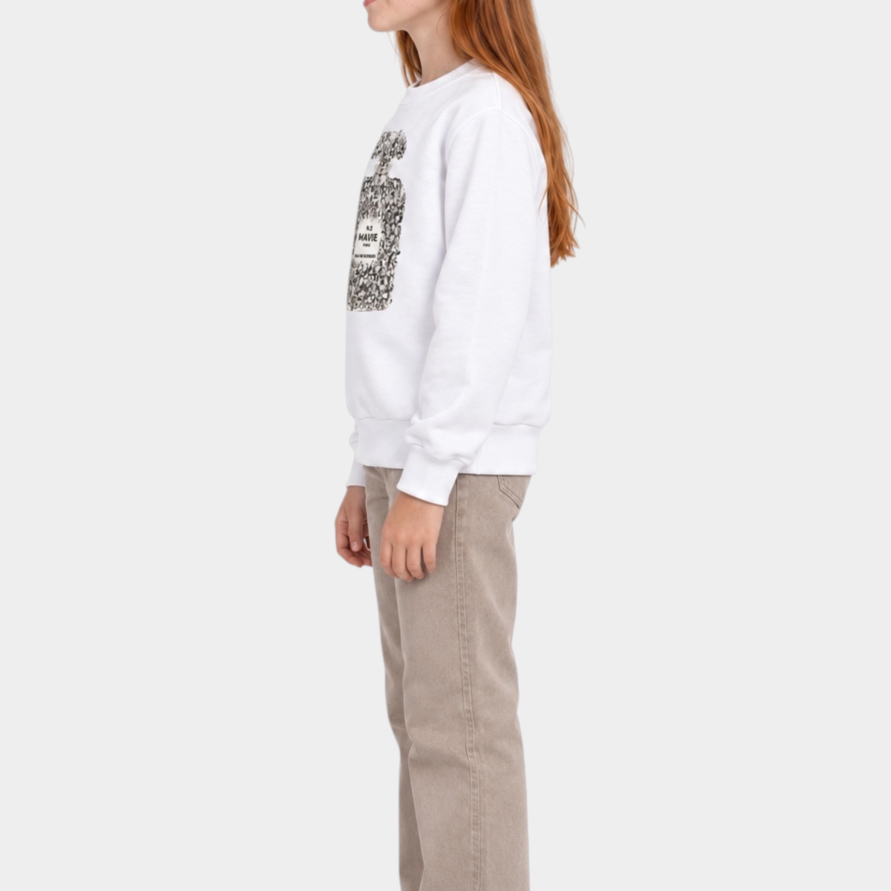Bambina indossa felpa bianca Follower SRL con stampa gioiello frontale e pantaloni beige, vista laterale