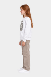 Bambina indossa felpa bianca Follower SRL con stampa gioiello frontale e pantaloni beige, vista laterale