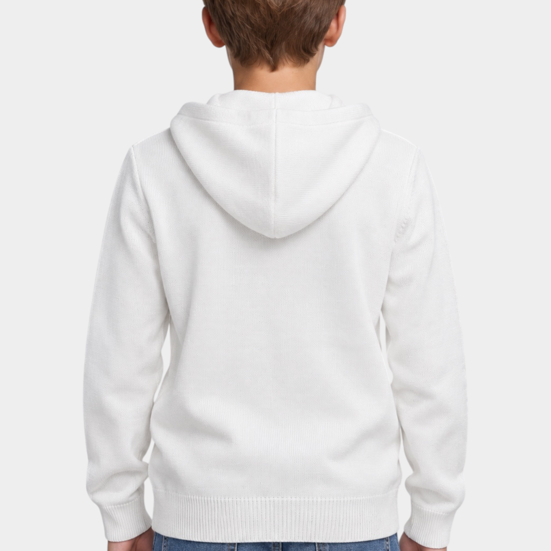 Vista posteriore di un bambino che indossa una felpa bianca con cappuccio Follower SRL su jeans blu