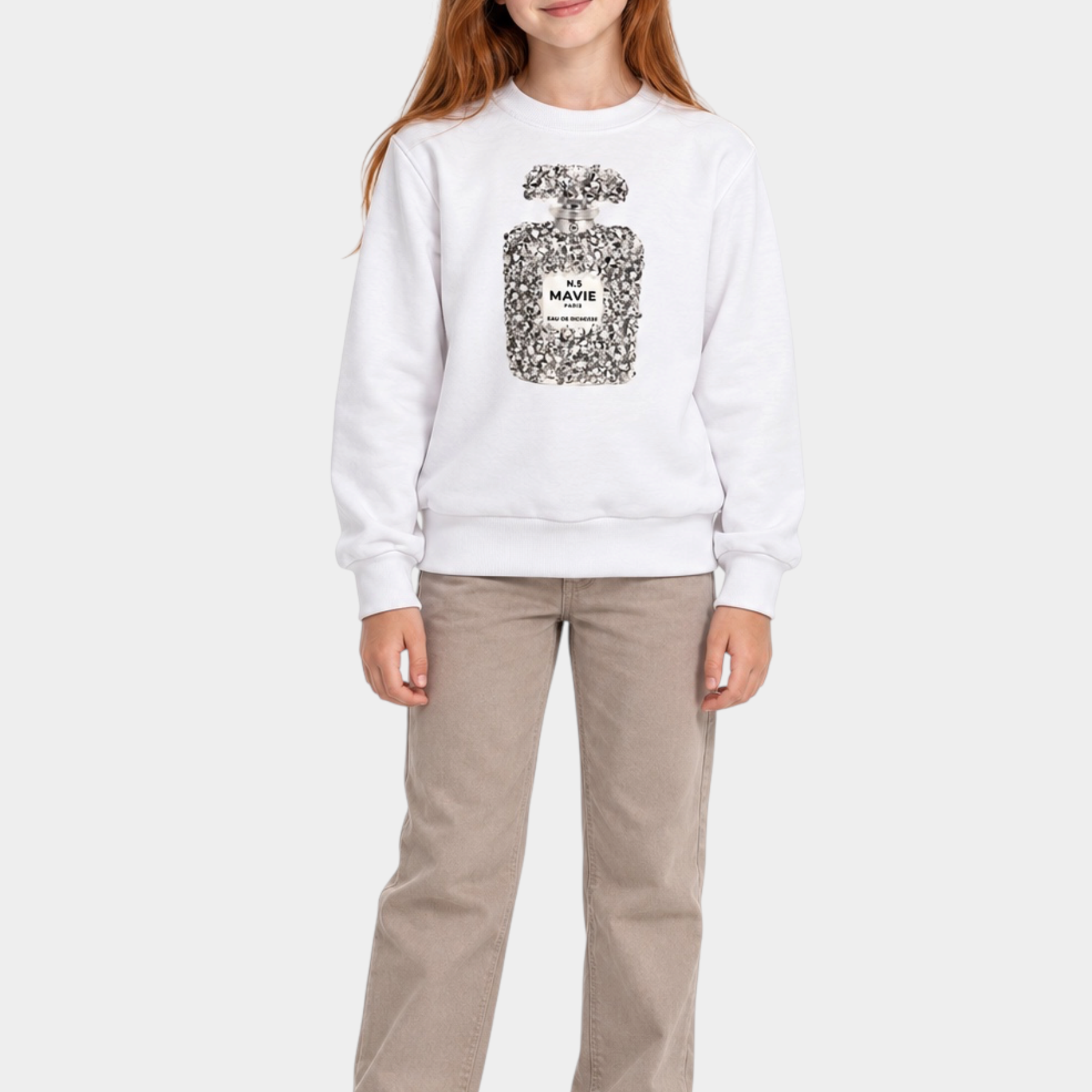 Bambina indossa felpa bianca Follower SRL con stampa gioiello a forma di boccetta di profumo e pantaloni beige