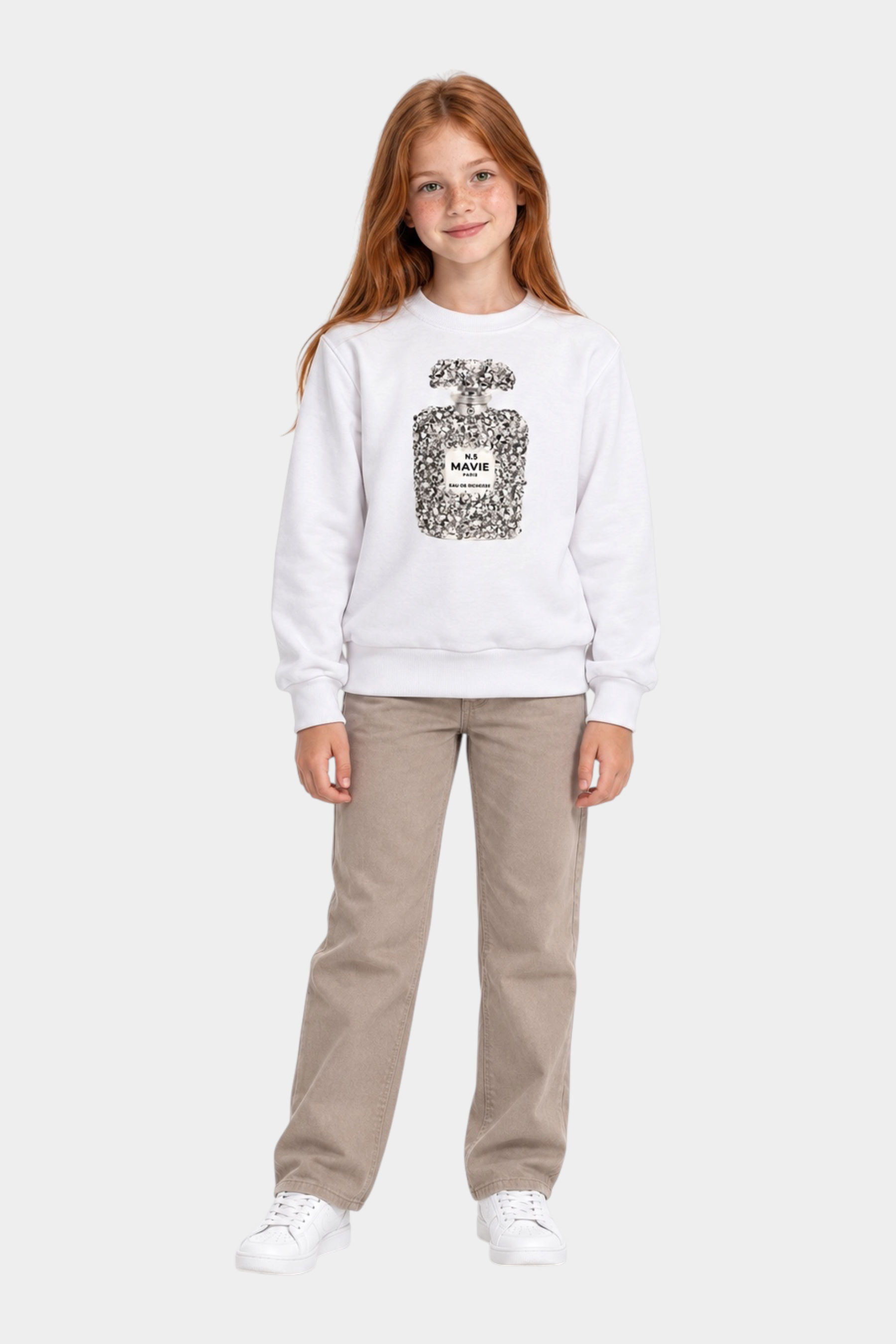 Bambina indossa felpa bianca Follower SRL con stampa gioiello a forma di boccetta di profumo e pantaloni beige