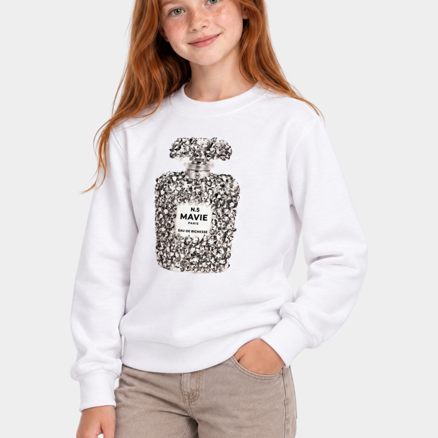Bambina indossa felpa bianca Follower SRL con stampa gioiello a forma di boccetta di profumo