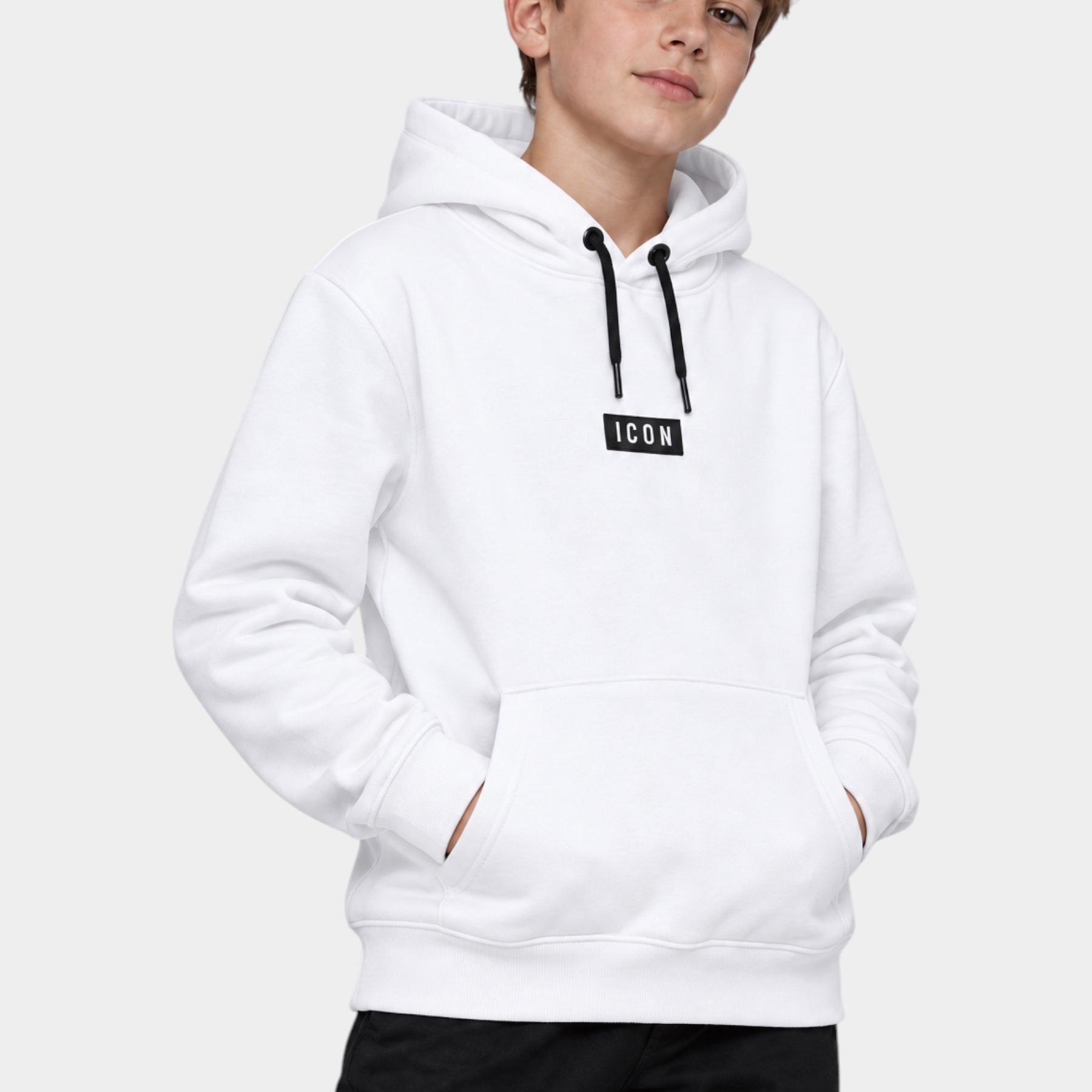 Ragazzo indossa una felpa con cappuccio bianca Follower SRL con logo ICON nero sul petto e tasca a marsupio