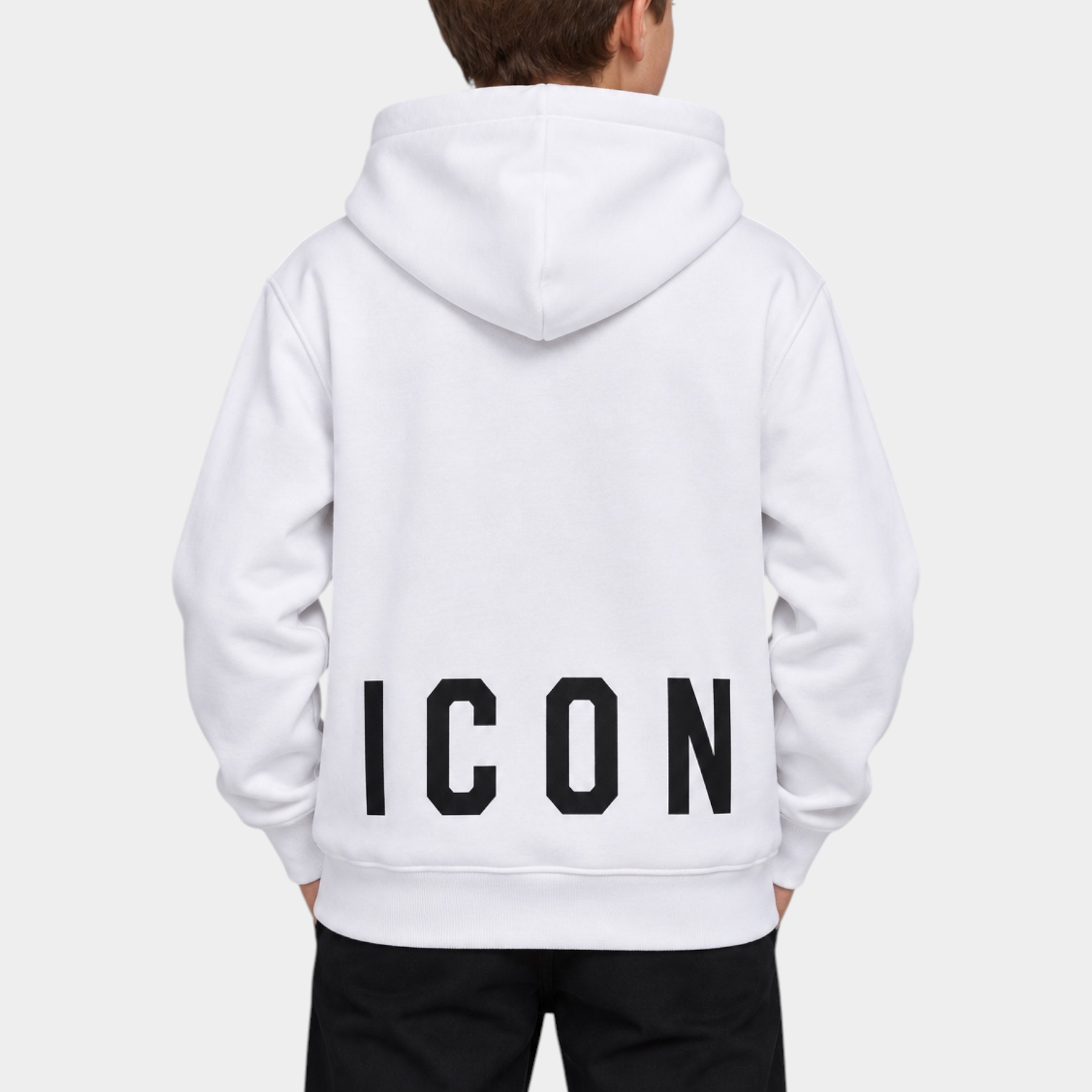 Ragazzo indossa una felpa con cappuccio bianca Follower SRL con scritta ICON nera sul retro