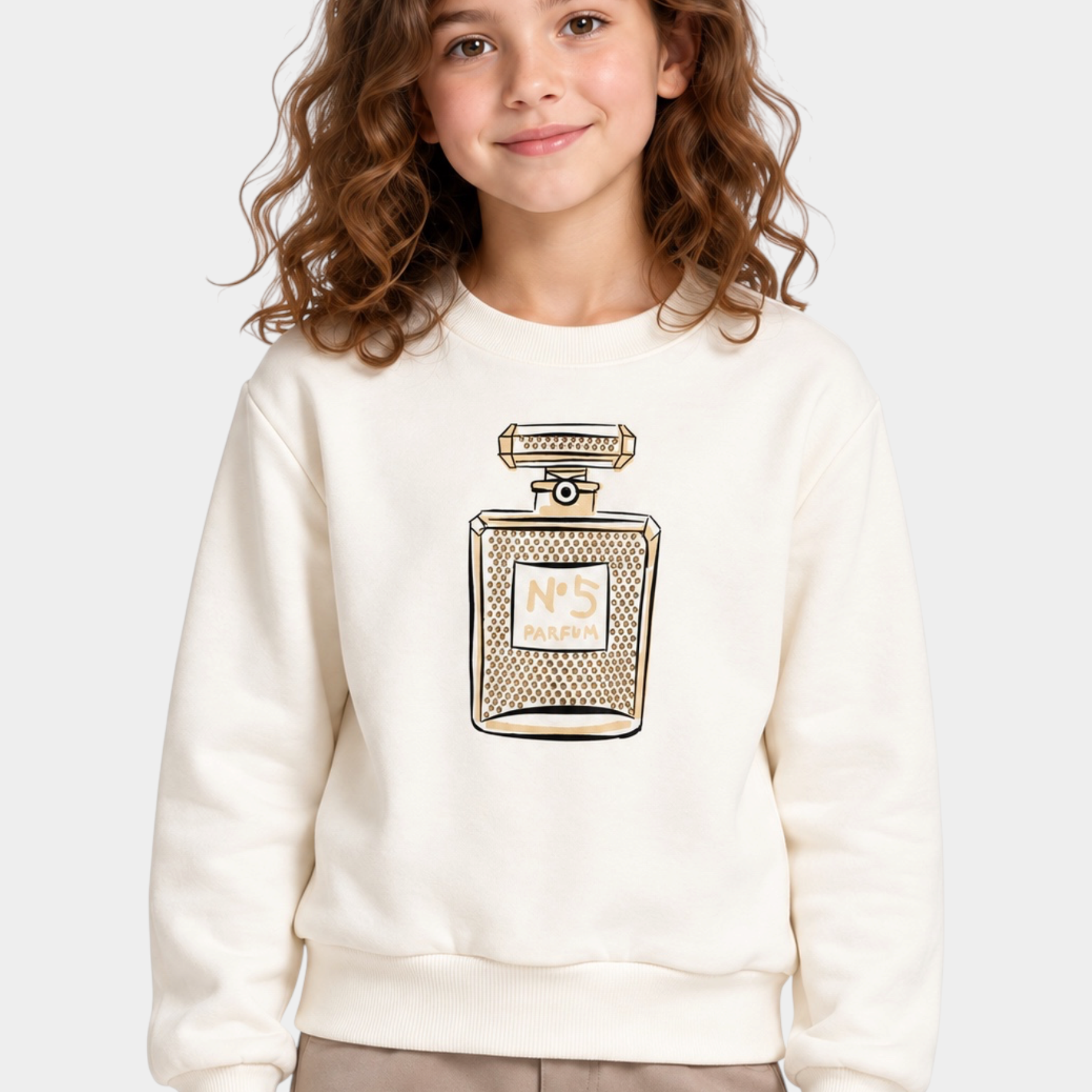 Bambina indossa felpa bianca Follower SRL con stampa gioiello a forma di boccetta di profumo e dettagli in strass