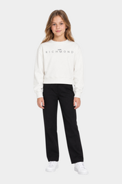 Ragazza indossa felpa girocollo bianca Follower SRL con logo John Richmond in strass e pantaloni neri