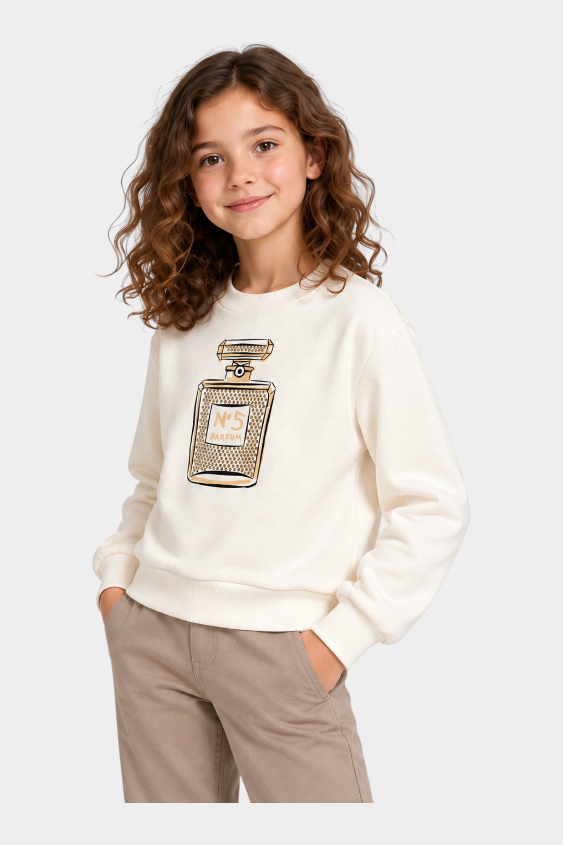 Bambina indossa felpa bianca Follower SRL con stampa profumo gioiello e strass su sfondo bianco