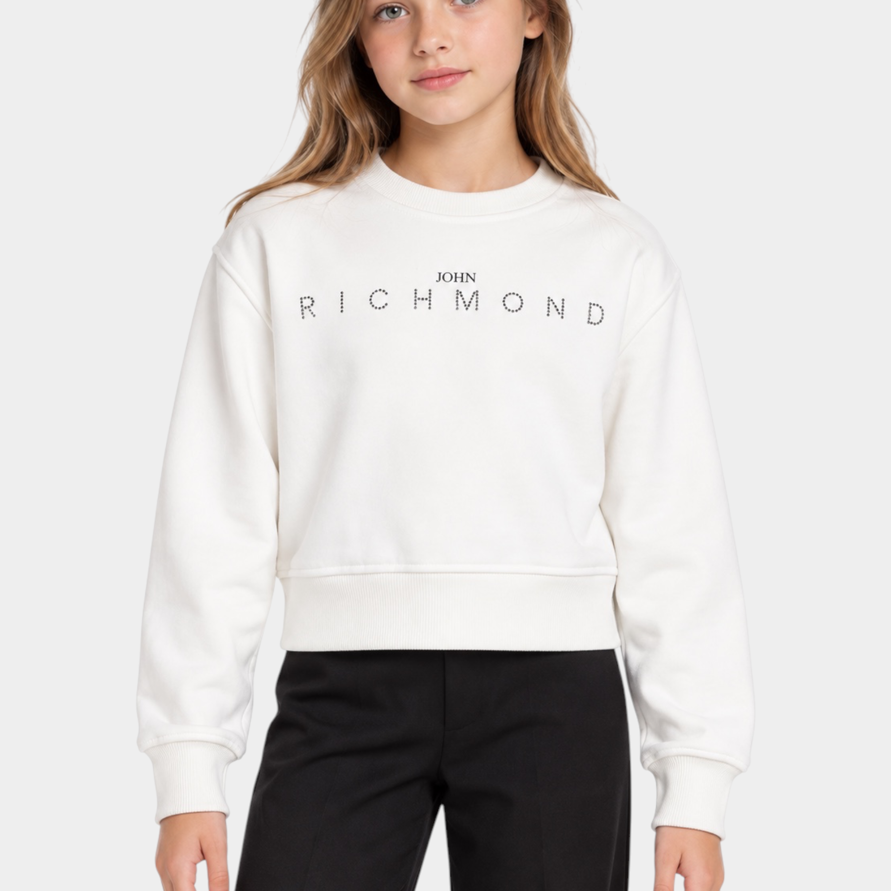 Bambina indossa felpa girocollo bianca Follower SRL con logo John Richmond decorato in strass sul petto