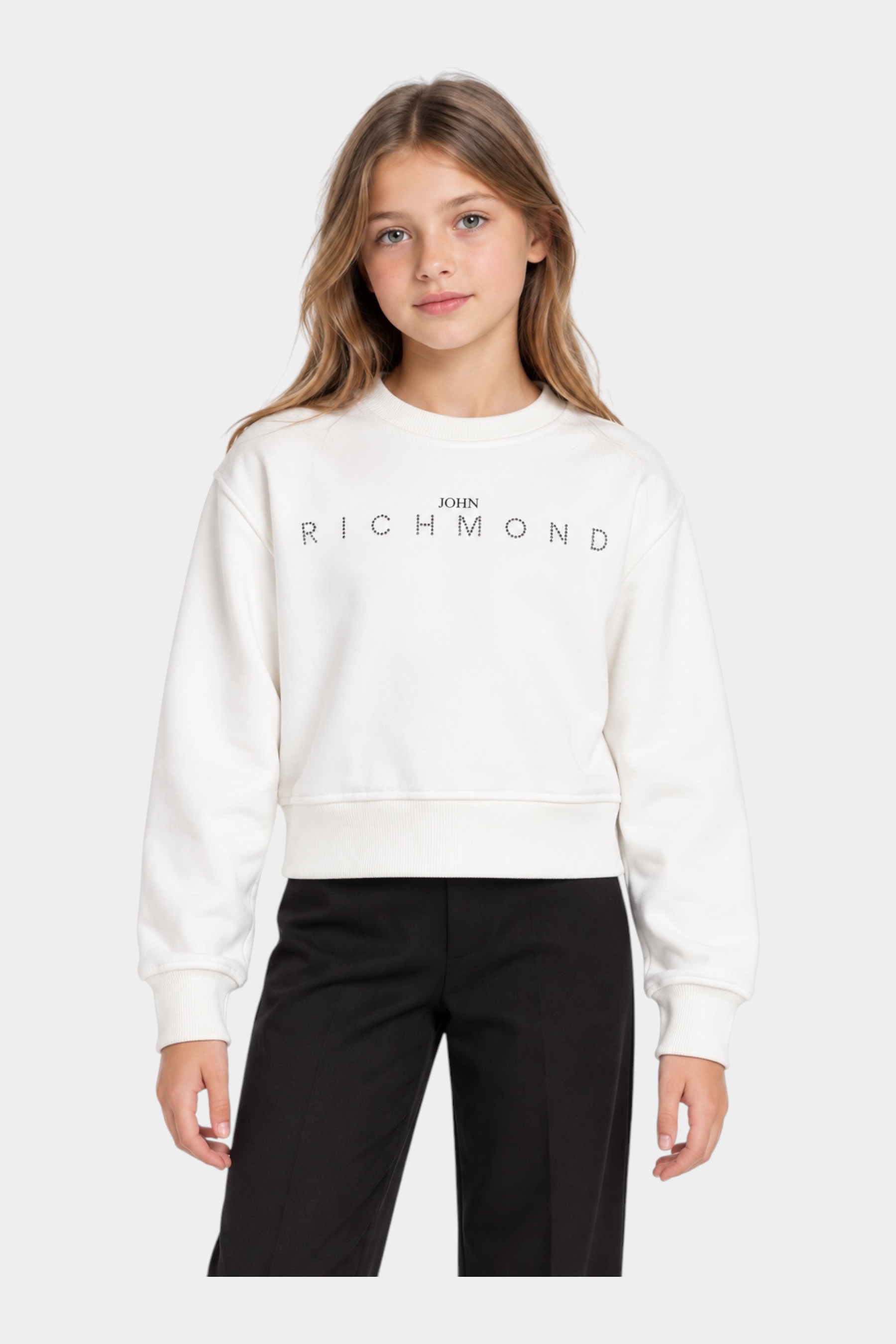 Bambina indossa felpa girocollo bianca Follower SRL con logo John Richmond decorato in strass sul petto