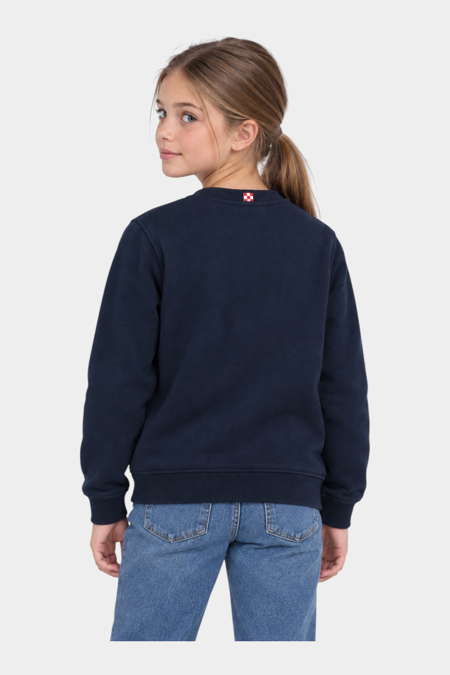 Ragazza indossa felpa blu girocollo Follower SRL con dettaglio logo sul retro, vista posteriore