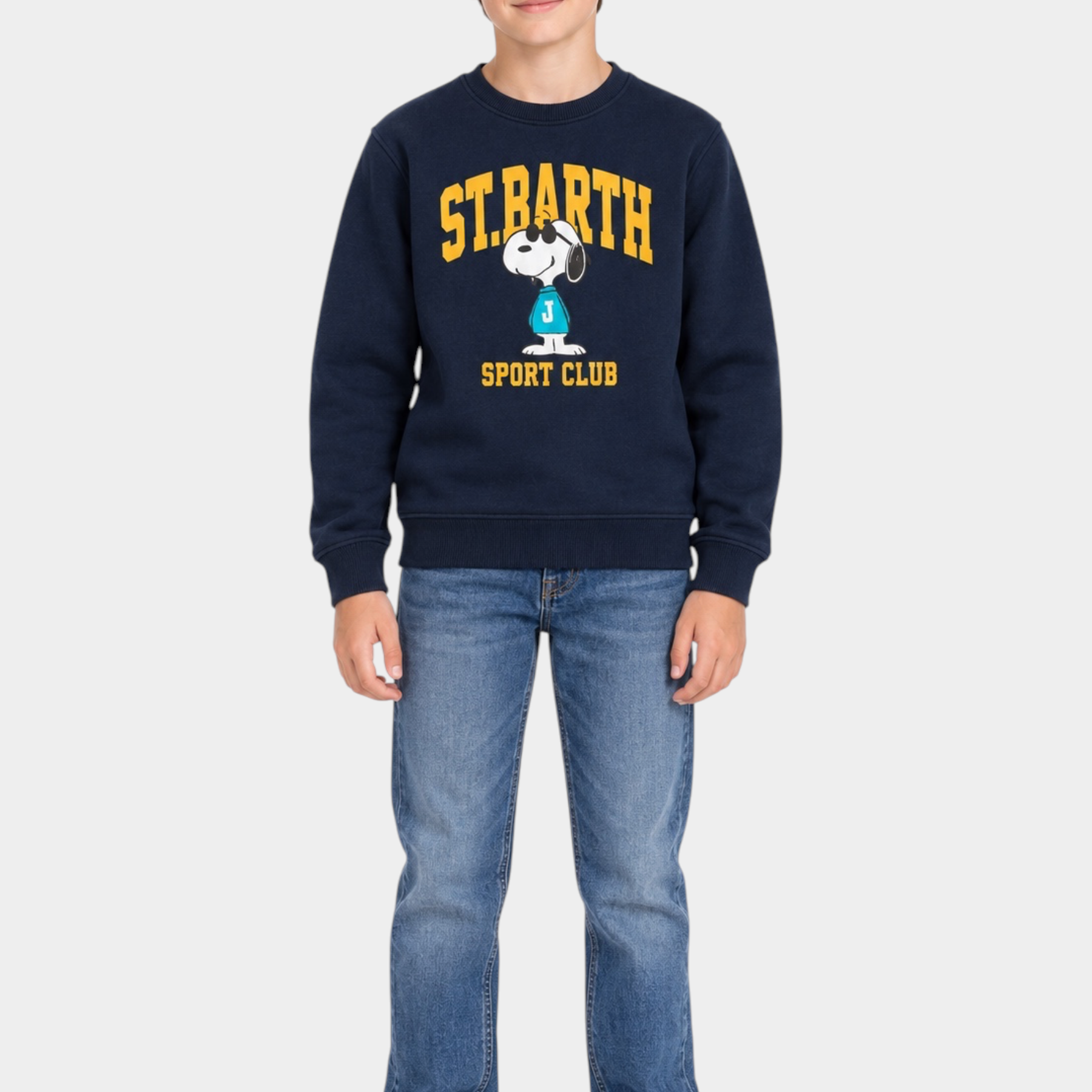 Ragazzo indossa felpa Follower SRL blu girocollo in misto cotone con stampa Snoopy Sport Club e profili a costine