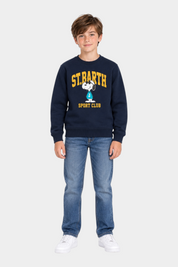 Ragazzo indossa felpa Follower SRL blu girocollo in misto cotone con stampa Snoopy Sport Club e profili a costine