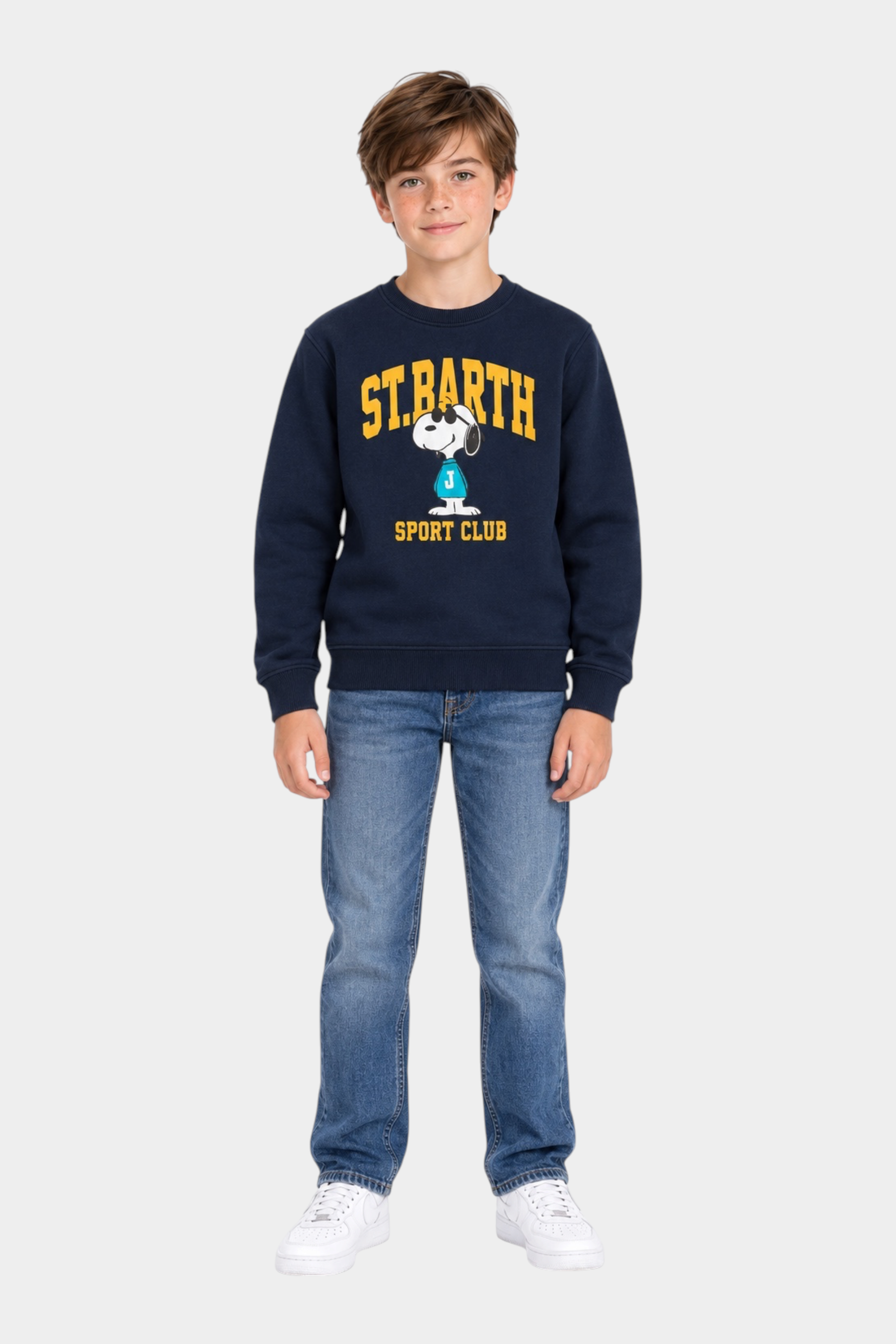 Ragazzo indossa felpa Follower SRL blu girocollo in misto cotone con stampa Snoopy Sport Club e profili a costine
