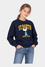 Ragazza indossa felpa blu Follower SRL con stampa Snoopy Sport Club e girocollo in misto cotone