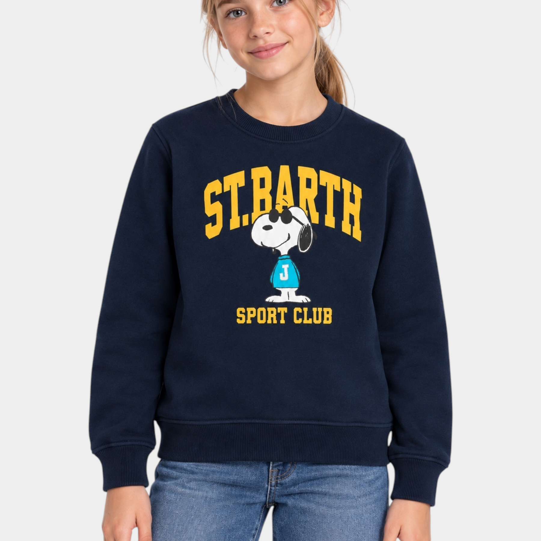 Ragazza indossa felpa blu Follower SRL con stampa Snoopy Sport Club e scritta gialla, girocollo in misto cotone