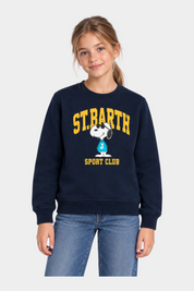 Ragazza indossa felpa blu Follower SRL con stampa Snoopy Sport Club e scritta gialla, girocollo in misto cotone