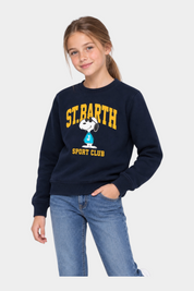 Ragazza indossa felpa Follower SRL blu girocollo con stampa Snoopy Sport Club e dettagli a costine
