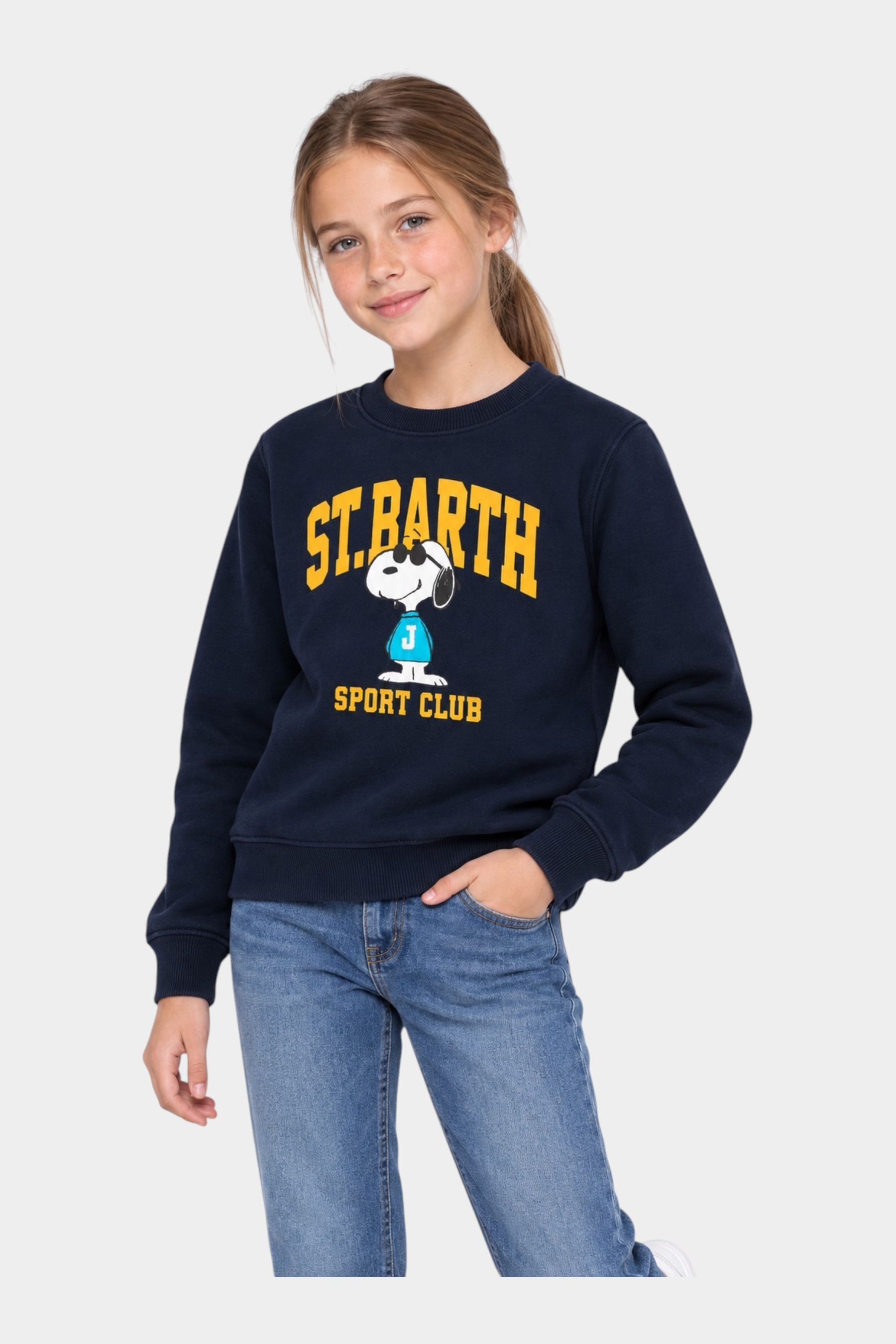 Ragazza indossa felpa Follower SRL blu girocollo con stampa Snoopy Sport Club e dettagli a costine