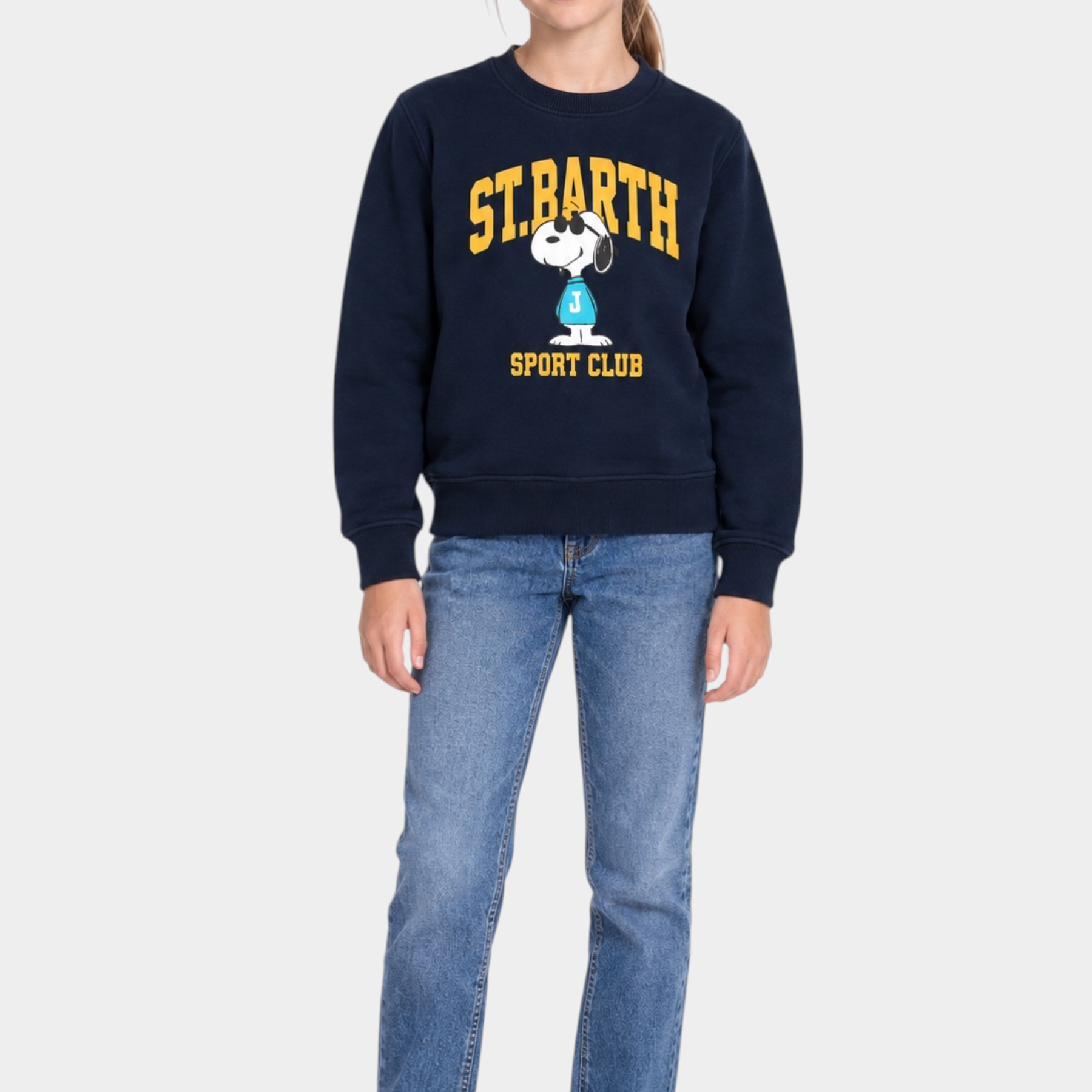 Ragazza indossa felpa blu Follower SRL modello Hutton con stampa Snoopy Sport Club e girocollo a costine