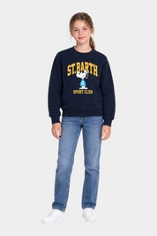 Ragazza indossa felpa blu Follower SRL modello Hutton con stampa Snoopy Sport Club e girocollo a costine