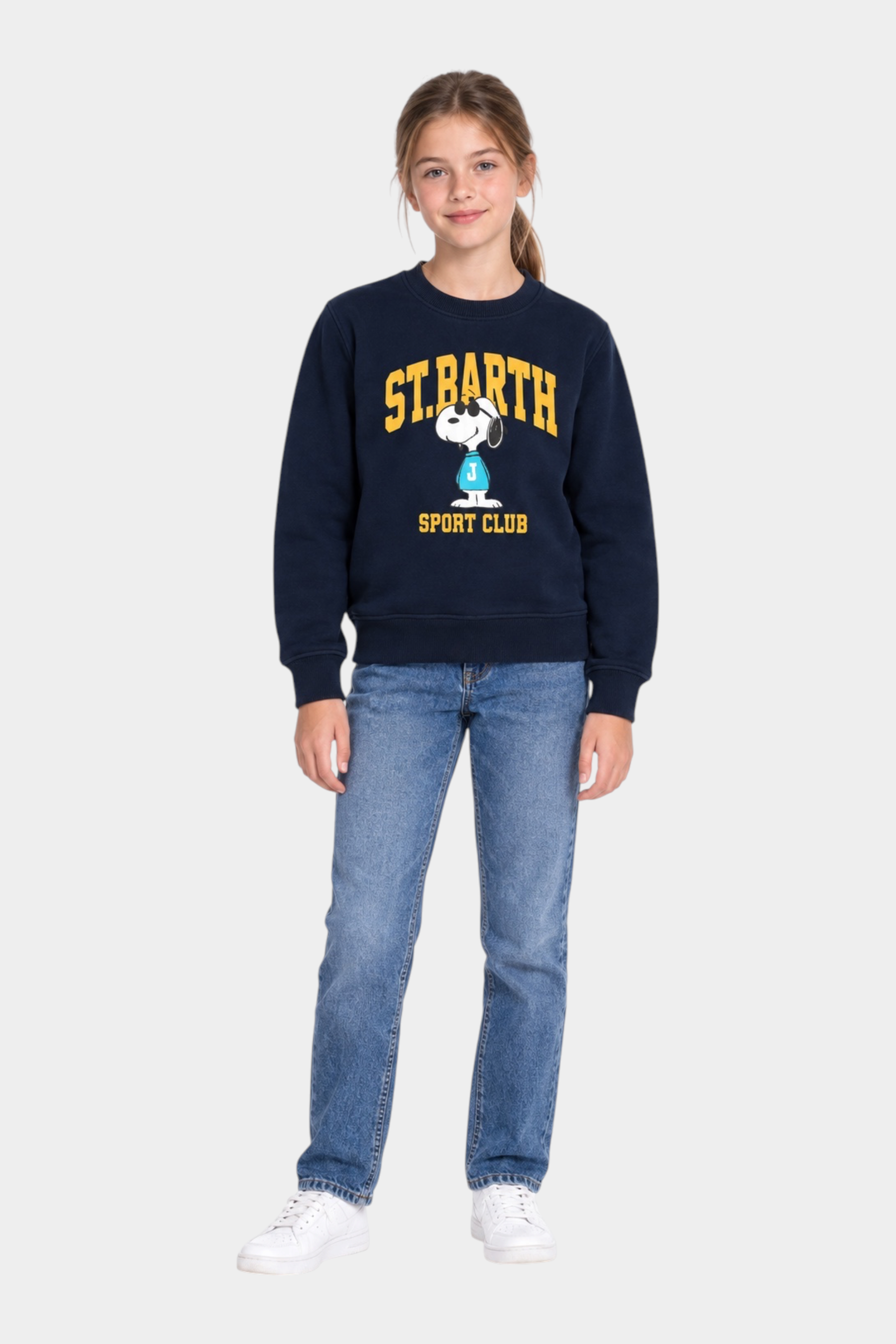 Ragazza indossa felpa blu Follower SRL modello Hutton con stampa Snoopy Sport Club e girocollo a costine