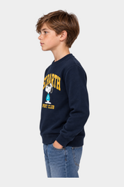 Felpa Follower SRL blu con girocollo e stampa Snoopy Sport Club indossata da un ragazzo di profilo