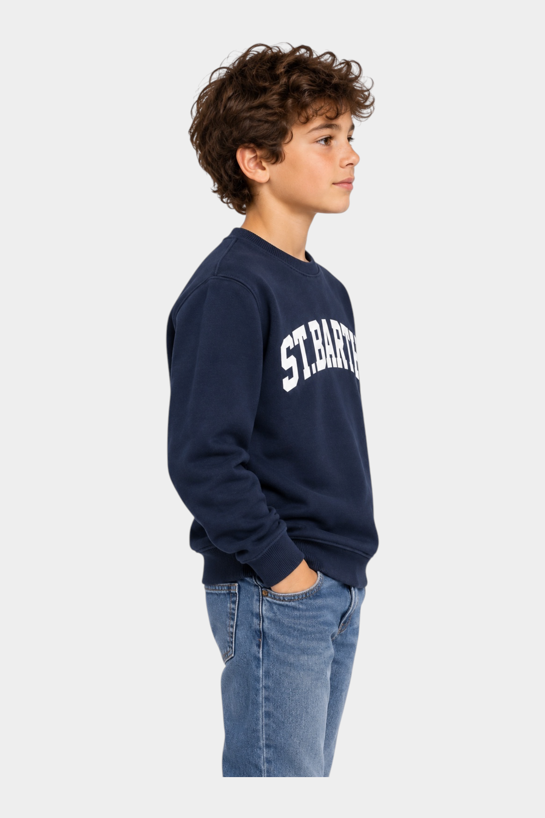 Ragazzo indossa felpa Follower SRL MC2 SAINT BARTH blu navy in misto cotone con stampa St. Barth bianca stile college