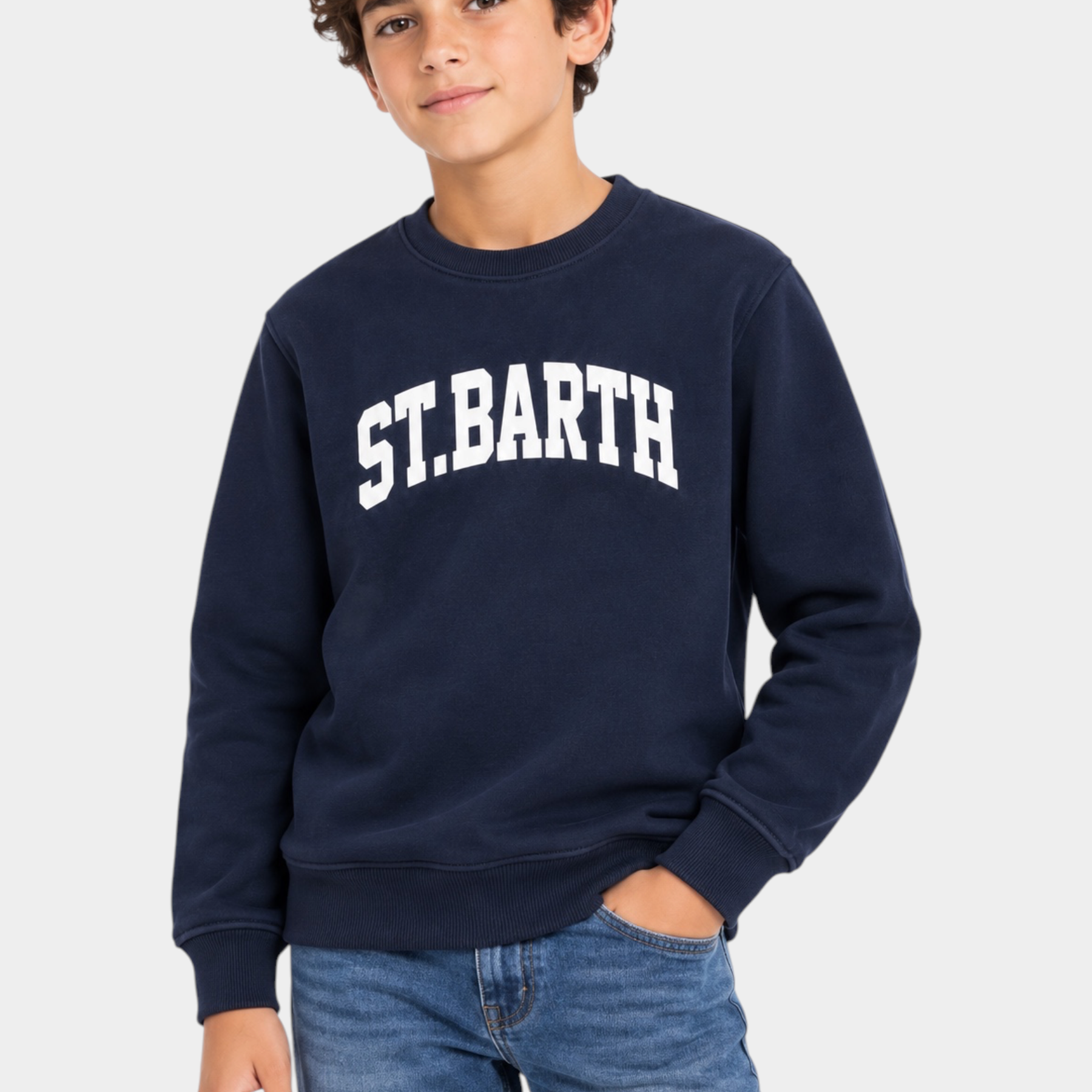Ragazzo indossa felpa Follower SRL blu navy in misto cotone con stampa St. Barth bianca stile college