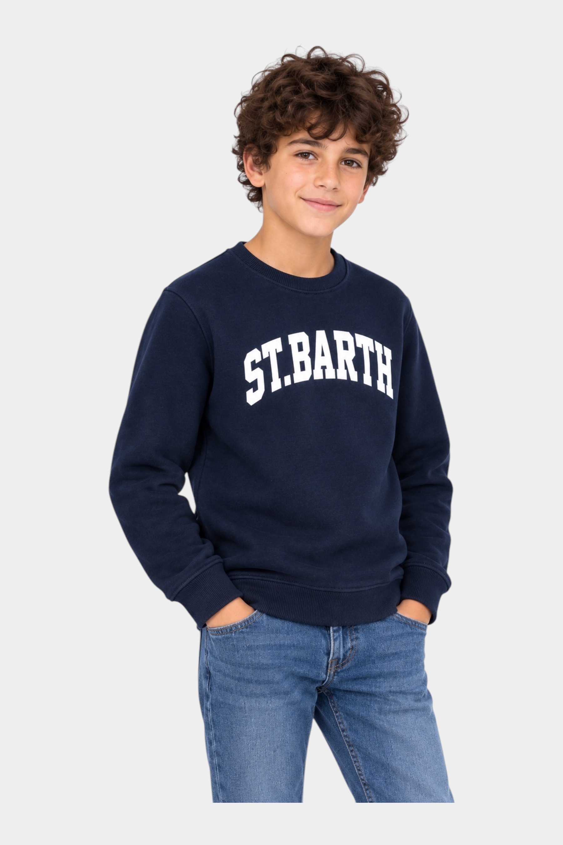 Ragazzo indossa felpa Follower SRL blu navy in misto cotone con stampa St. Barth bianca in stile college