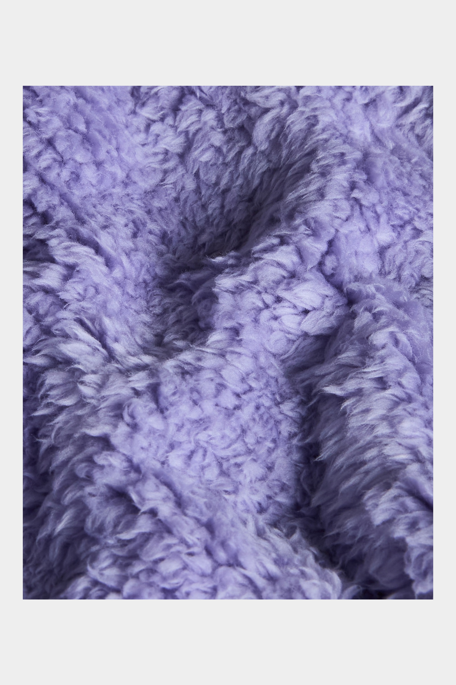 Dettaglio del tessuto in pile viola della felpa con cappuccio Campshire Unisex di Follower SRL